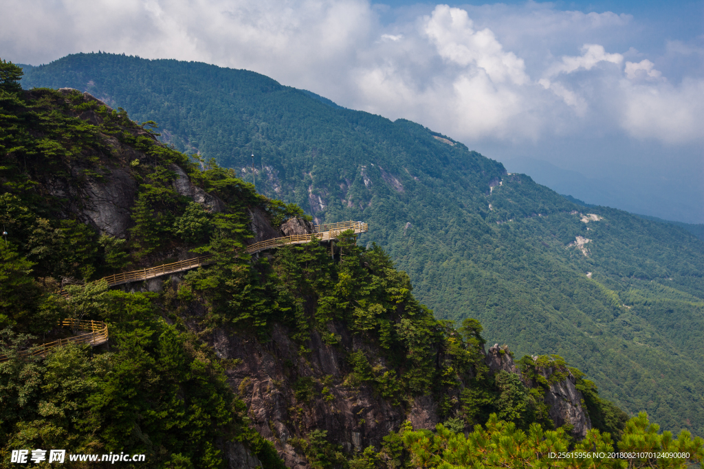 明月山