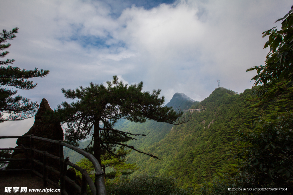 明月山