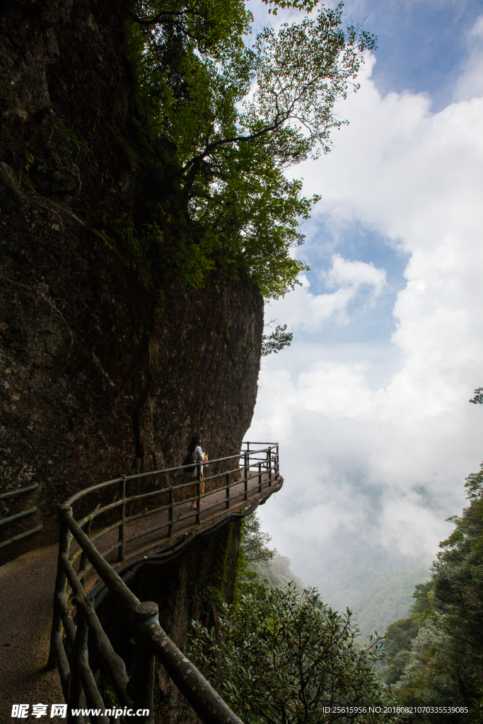 明月山
