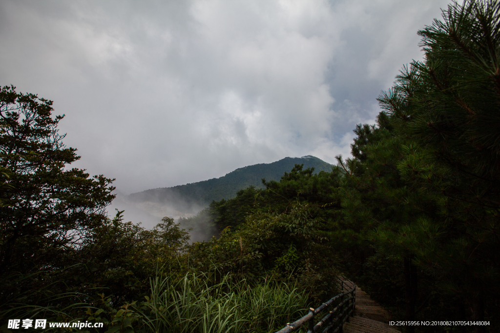 明月山