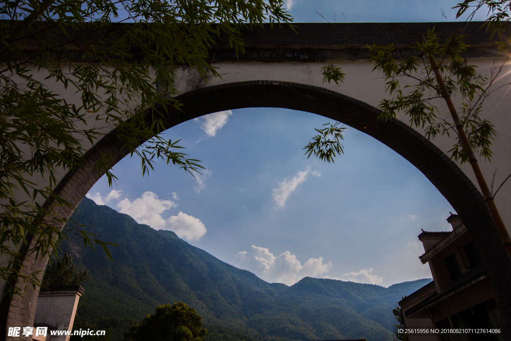 明月山