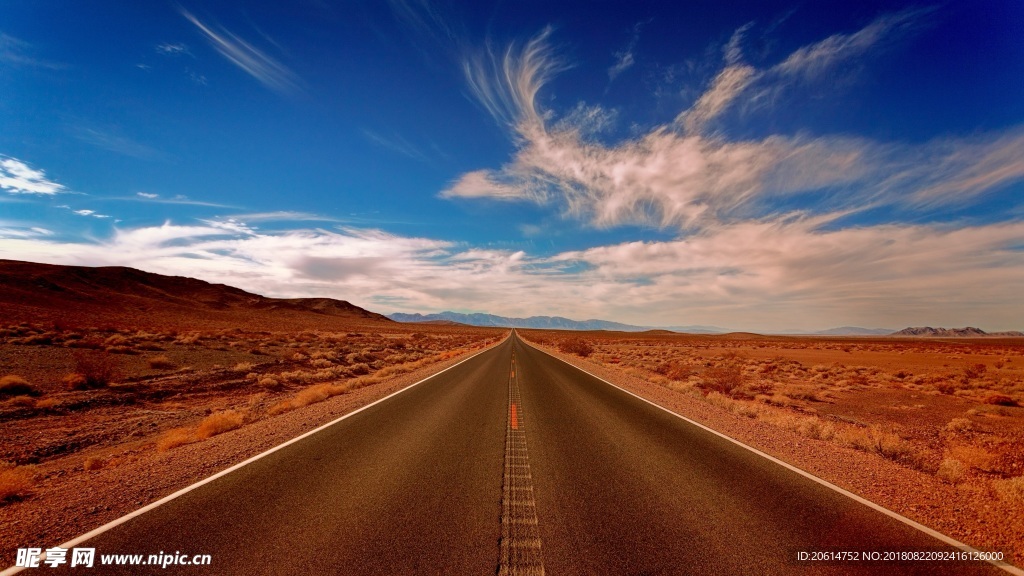 蓝天下的道路风景