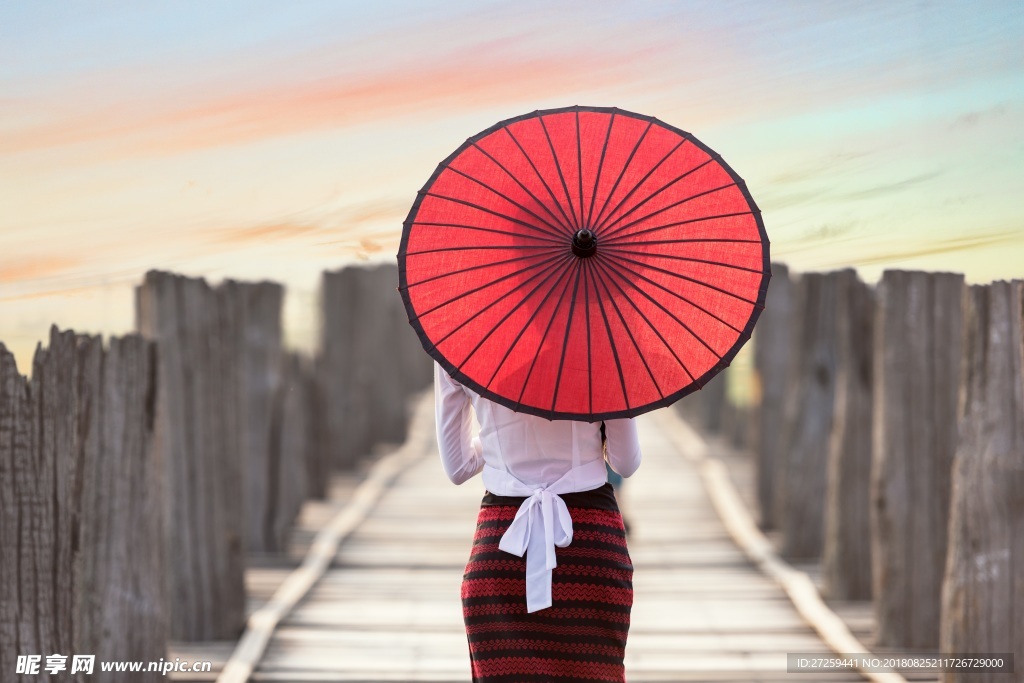 伞下美人