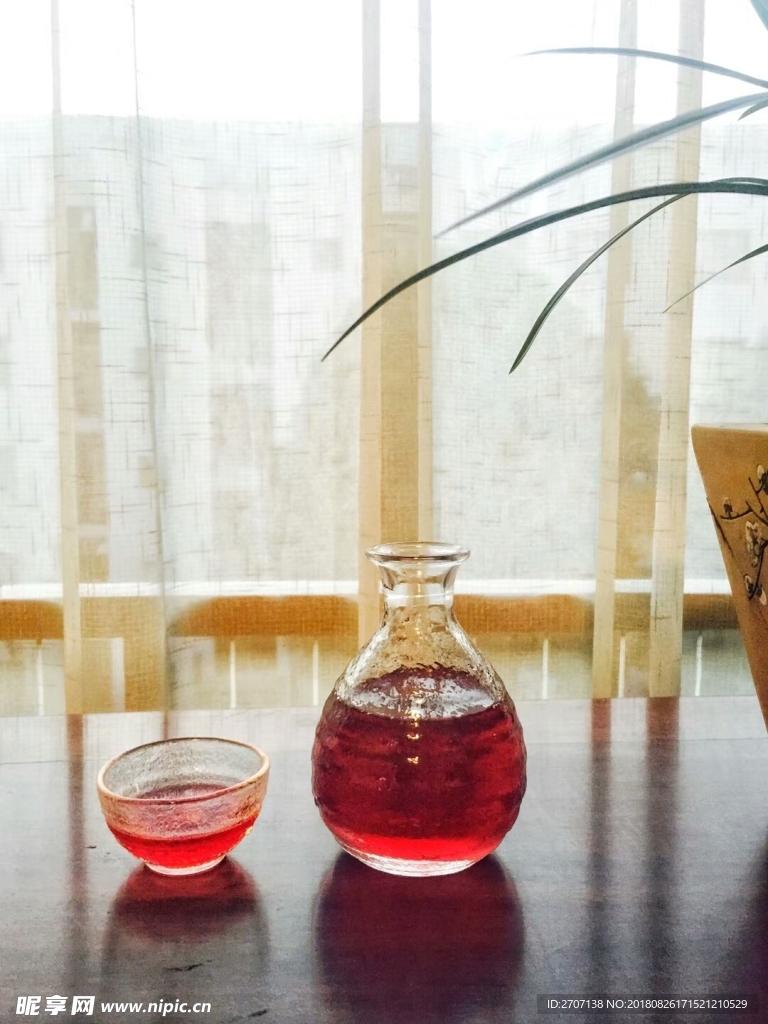 阳光下的茶具