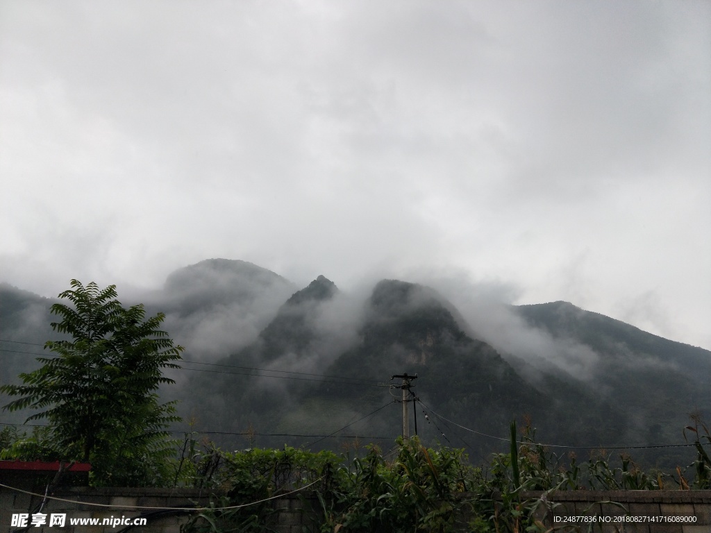 农家院外的青山云雾