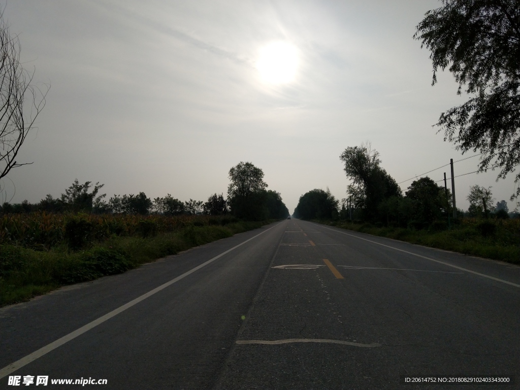 夕阳下的道路风景