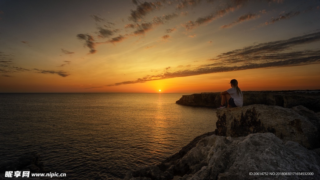 夕阳下的河道风景