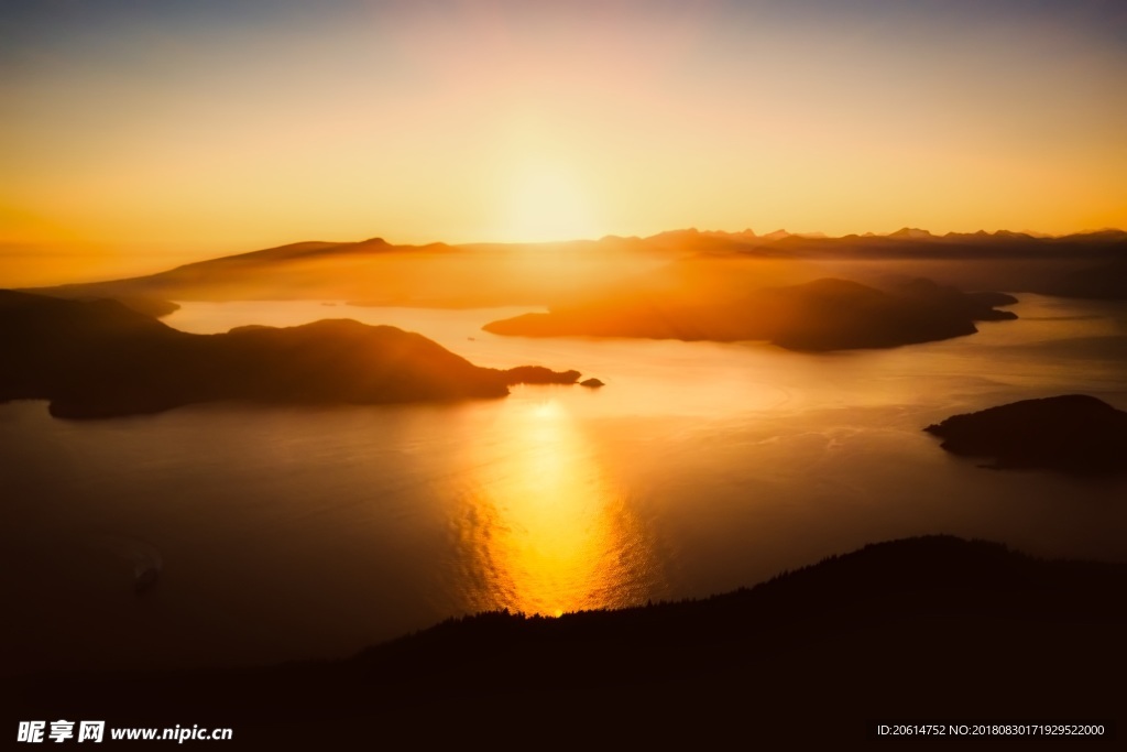 夕阳下的河道风景