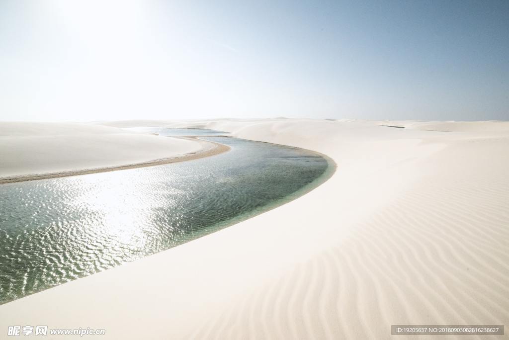 沙漠中的河流