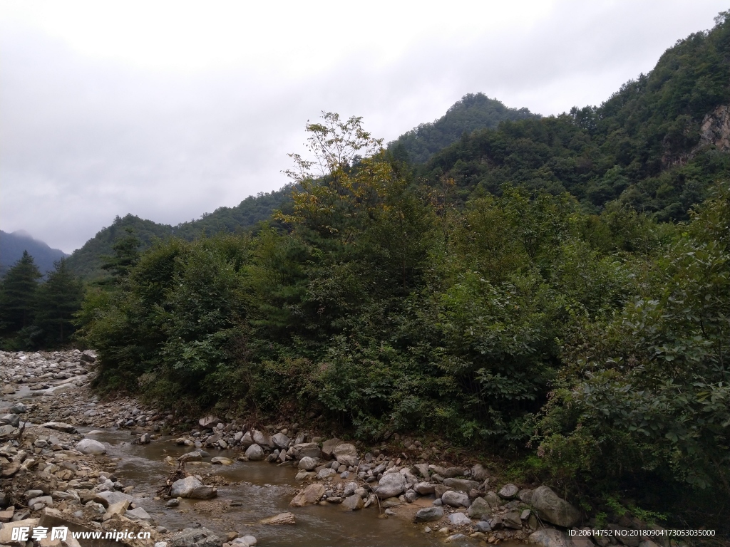 山涧河流风景