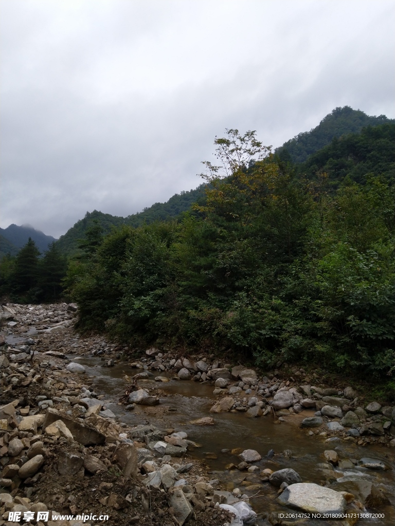 山涧河道美景