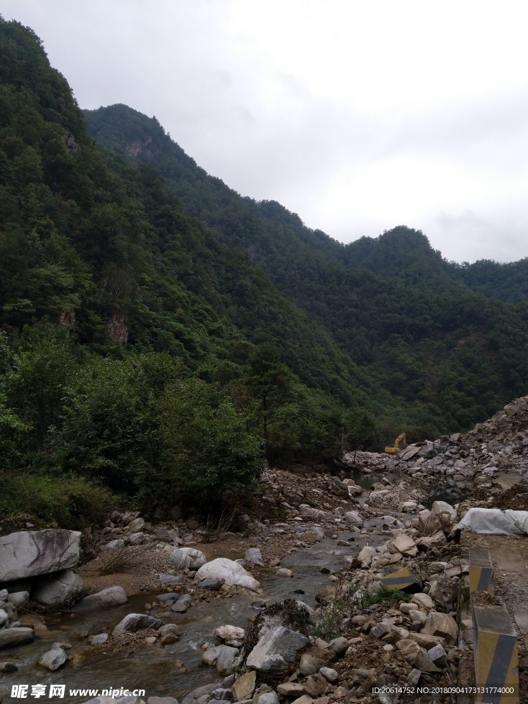 山涧河道美景