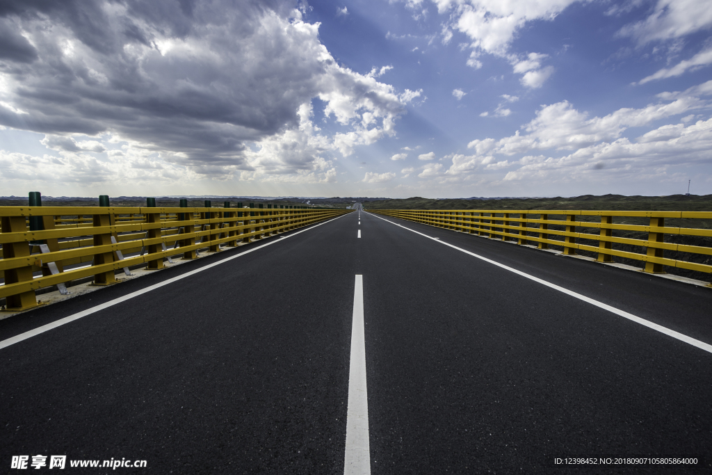 笔直的公路