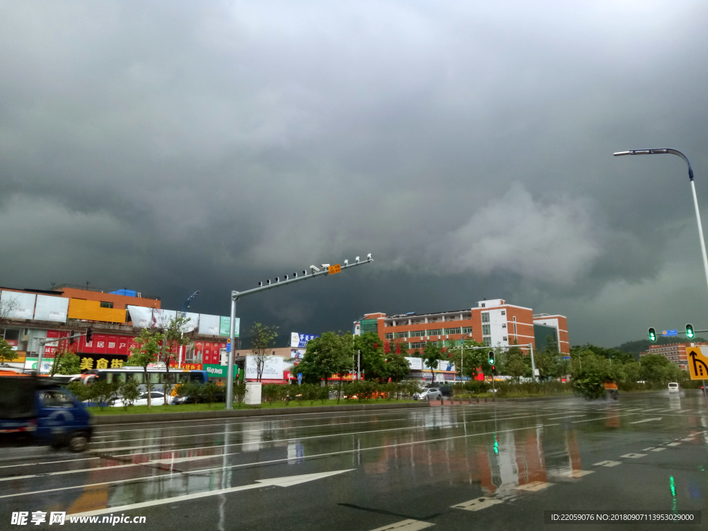 暴雨来袭