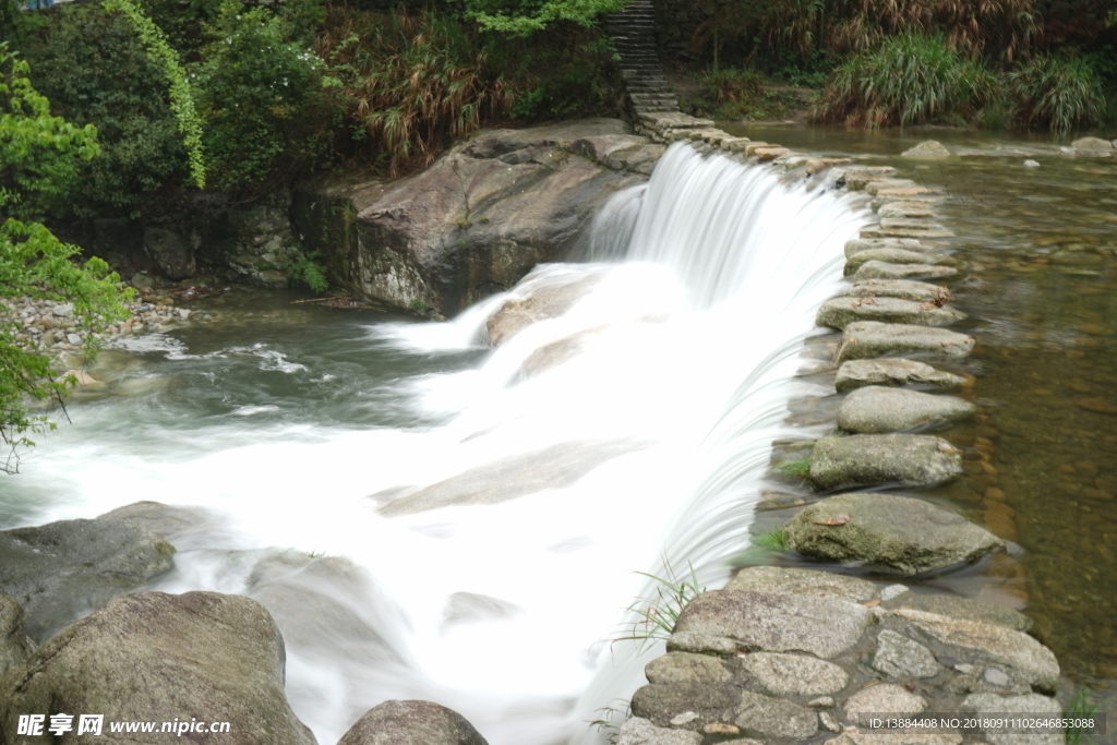 山间流水