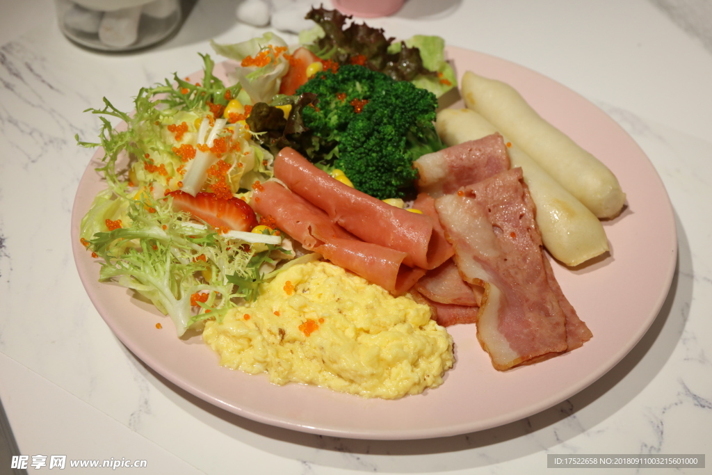 鸡蛋 烟肉 肠子 拉面 花椰菜