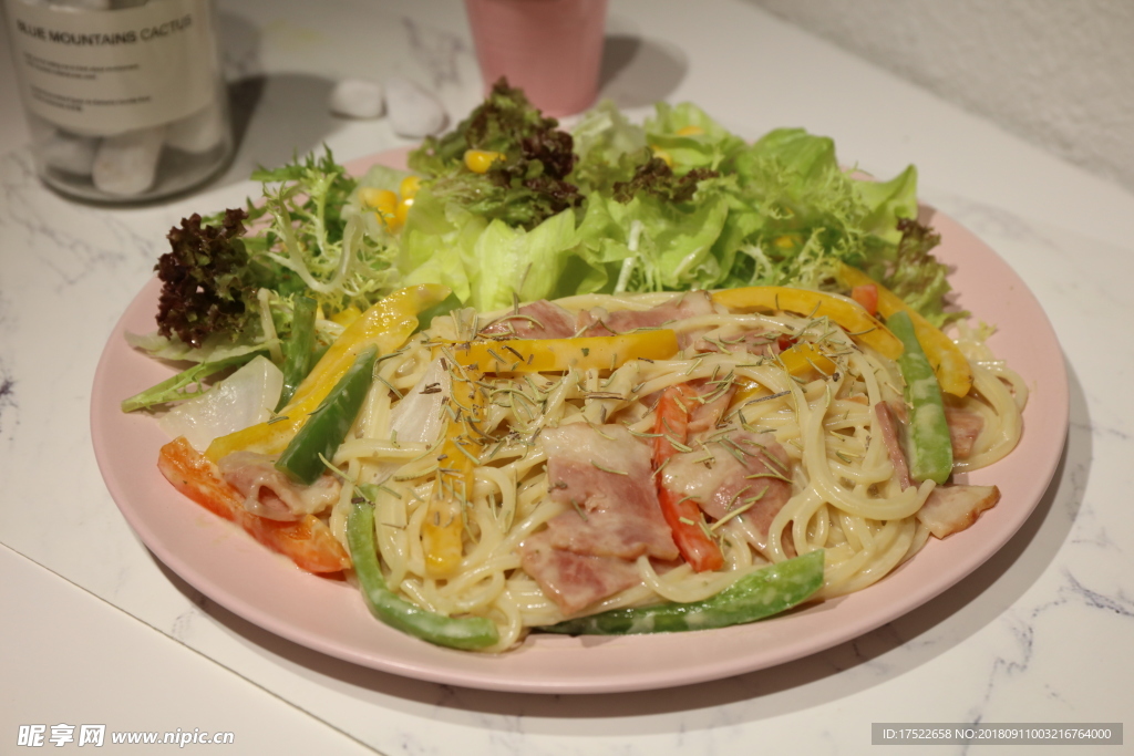 黄辣椒 烟肉 拉面 花椰菜 盘