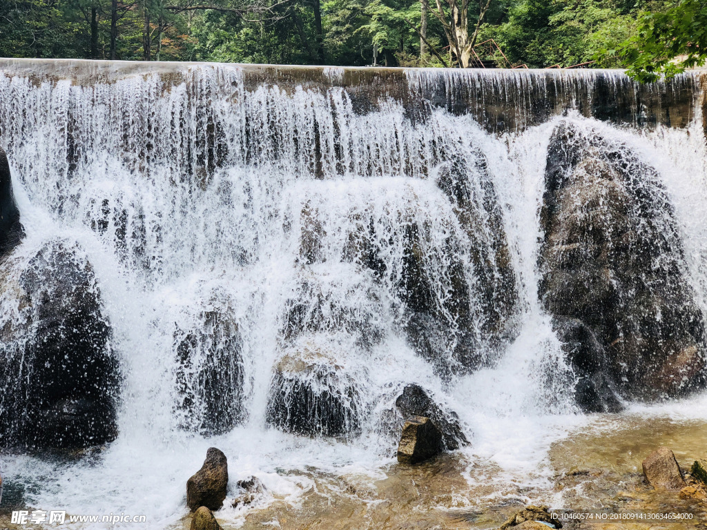 小瀑布流水