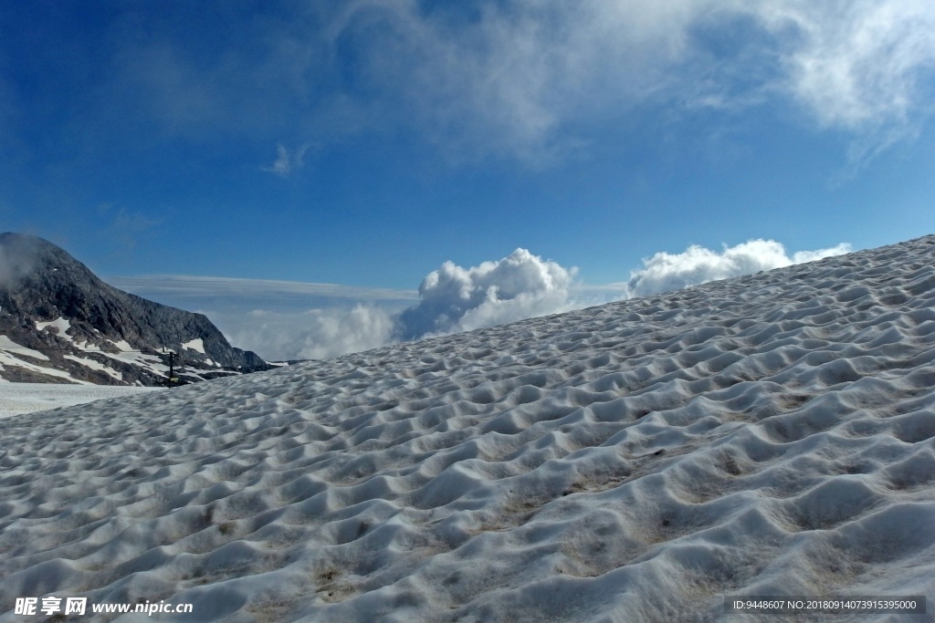 阿尔卑斯山顶雪景图片