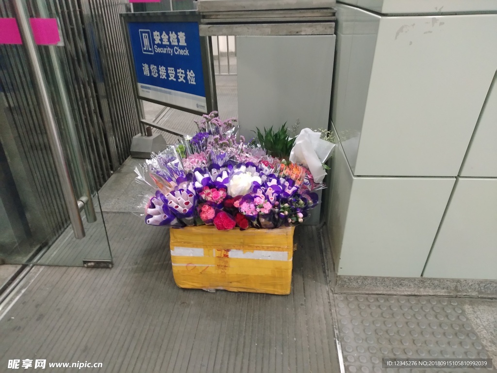 地铁站门口的花