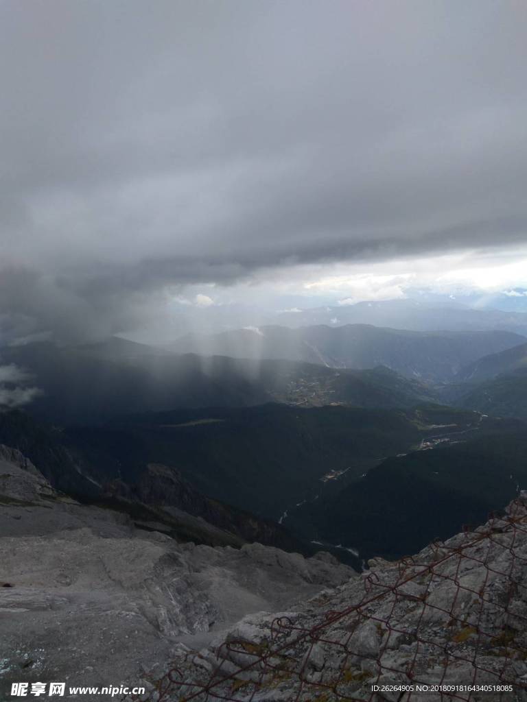 雪山云雨