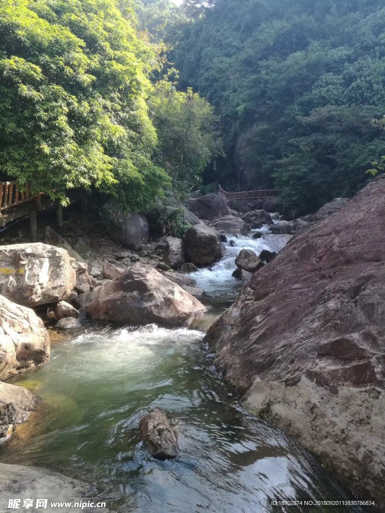山间流水