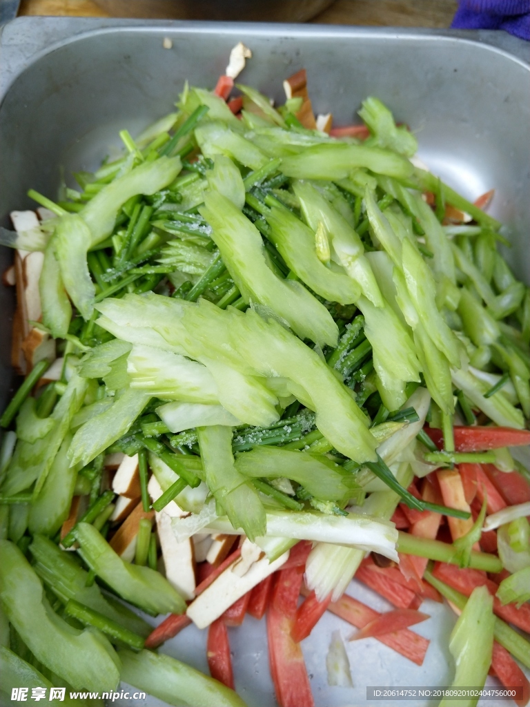 芹菜拌红萝卜