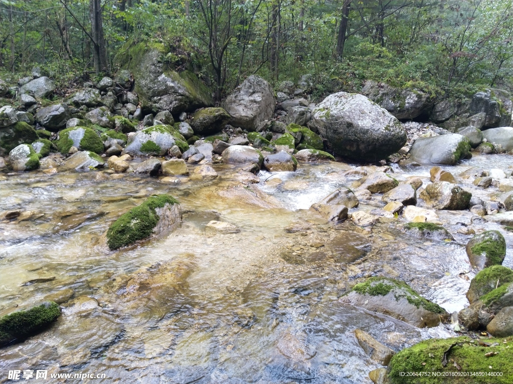 山涧溪流