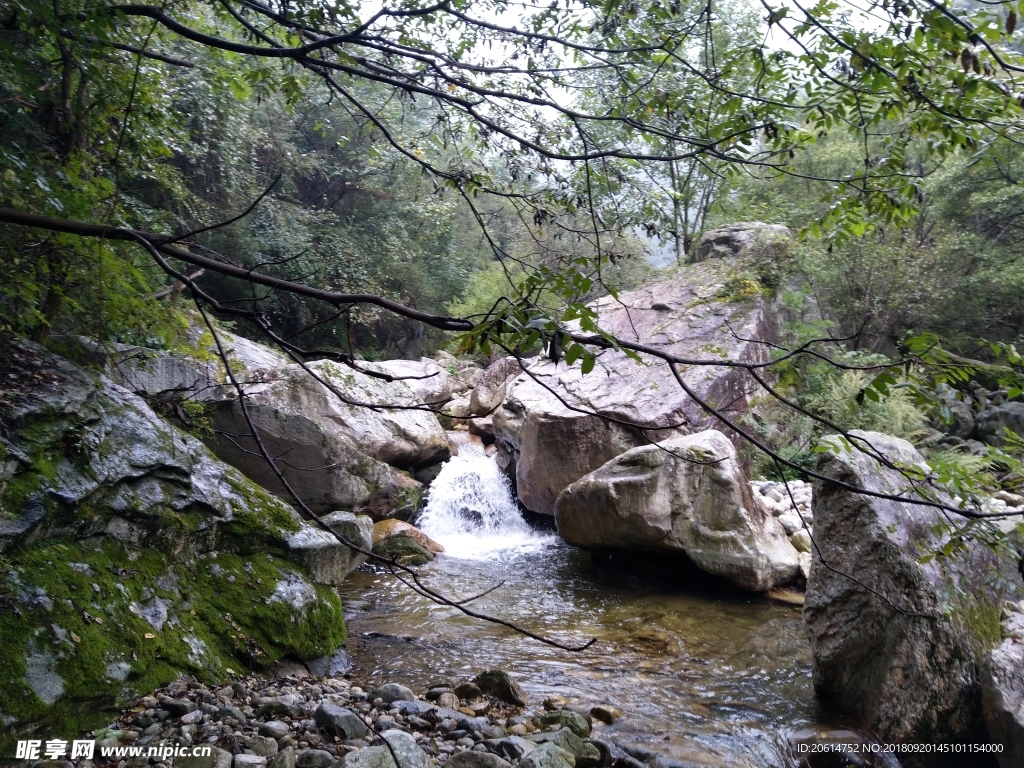 山涧溪流