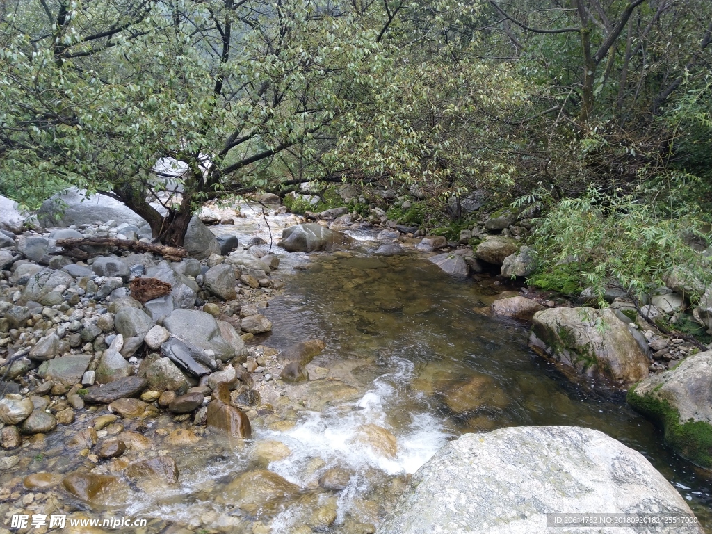 山涧溪流