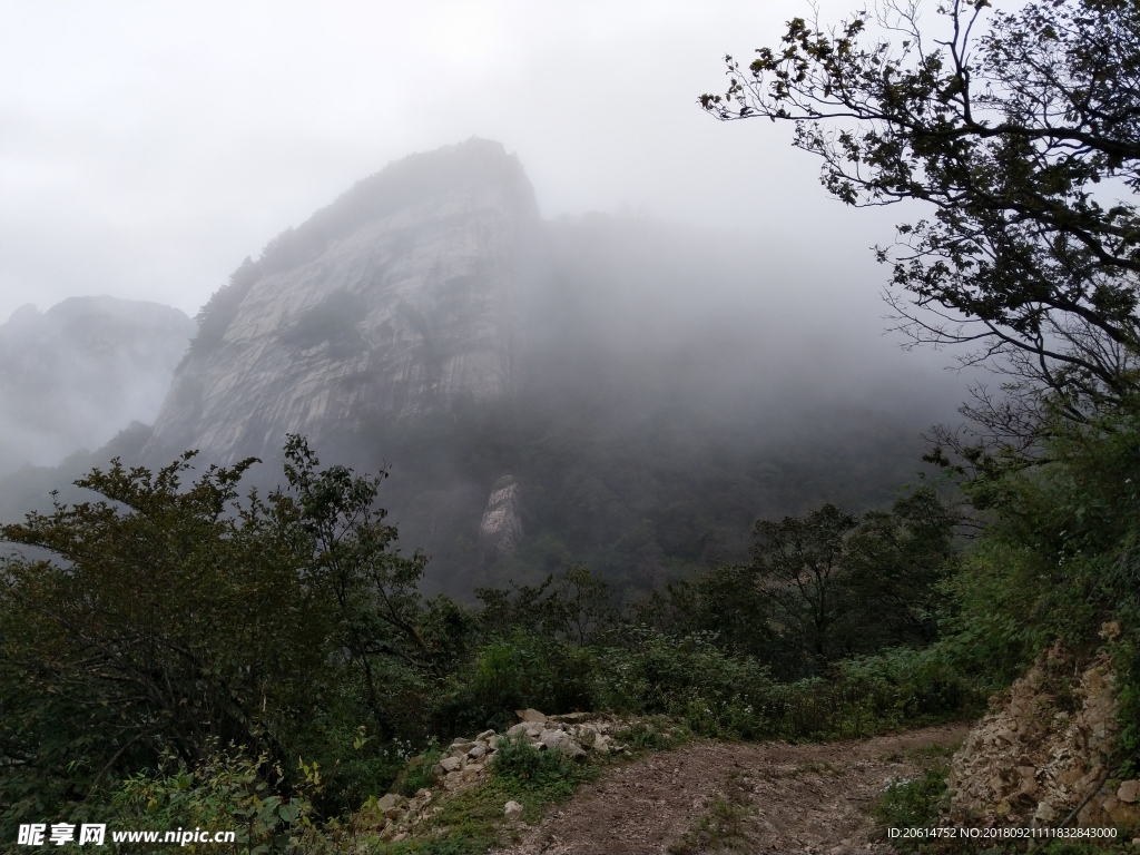 云雾缭绕的大山风景