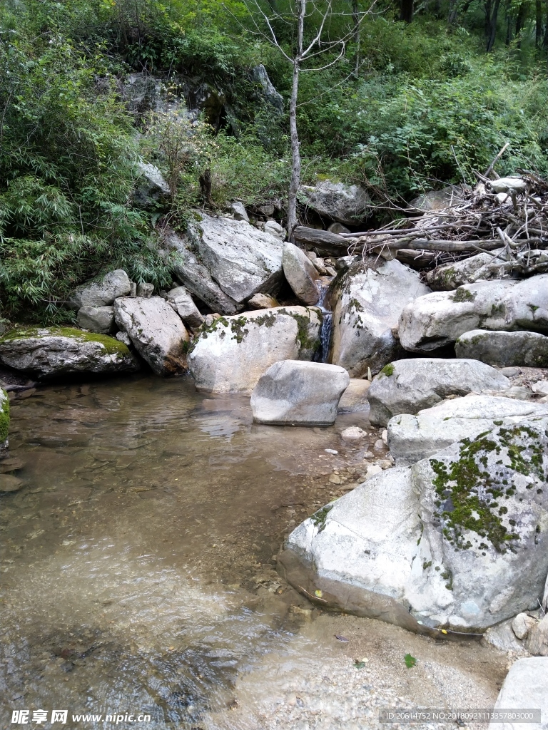 山涧溪流