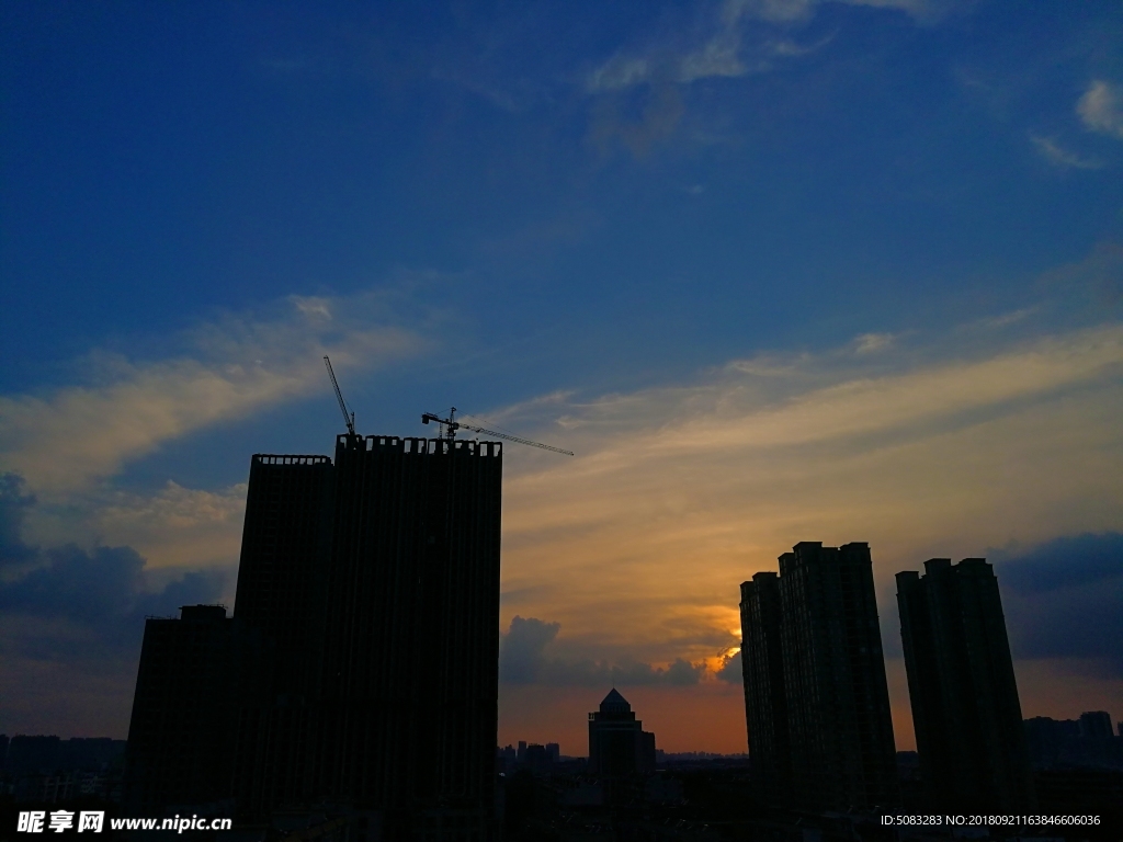 夕阳下的城市建筑