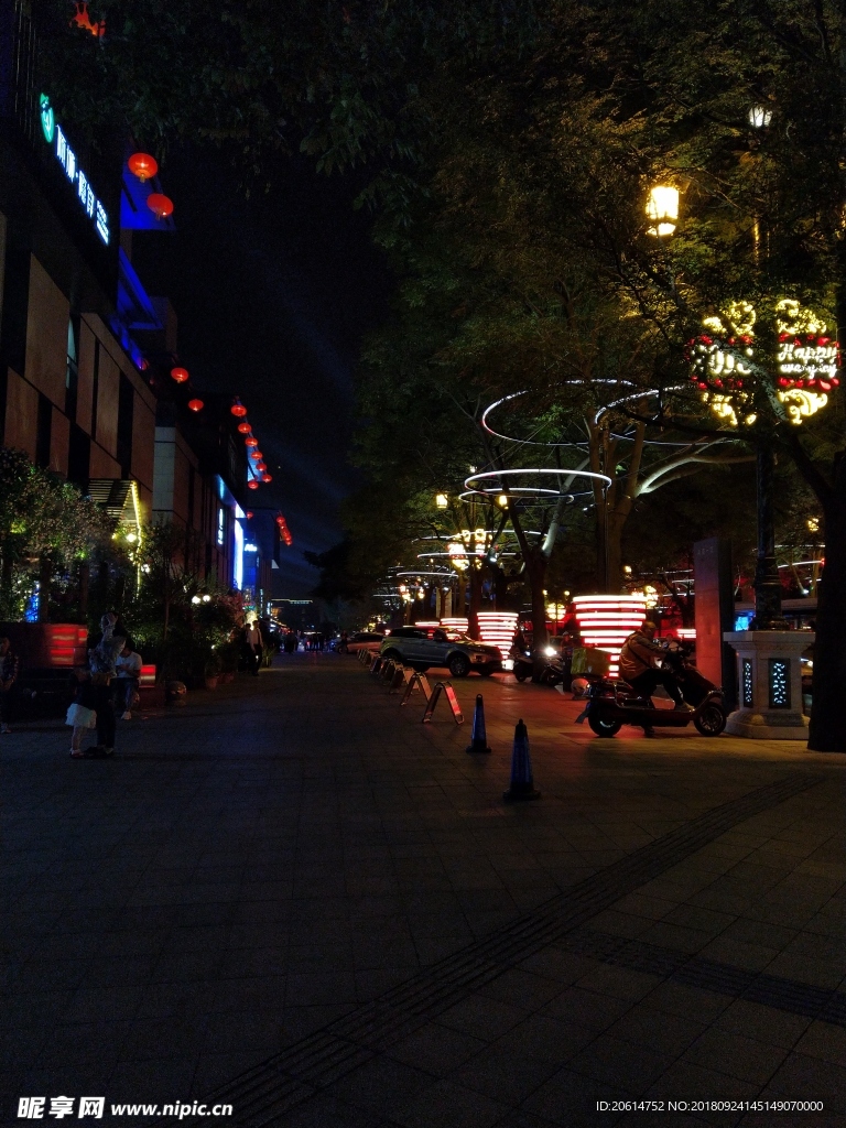 夜色下的城市街道