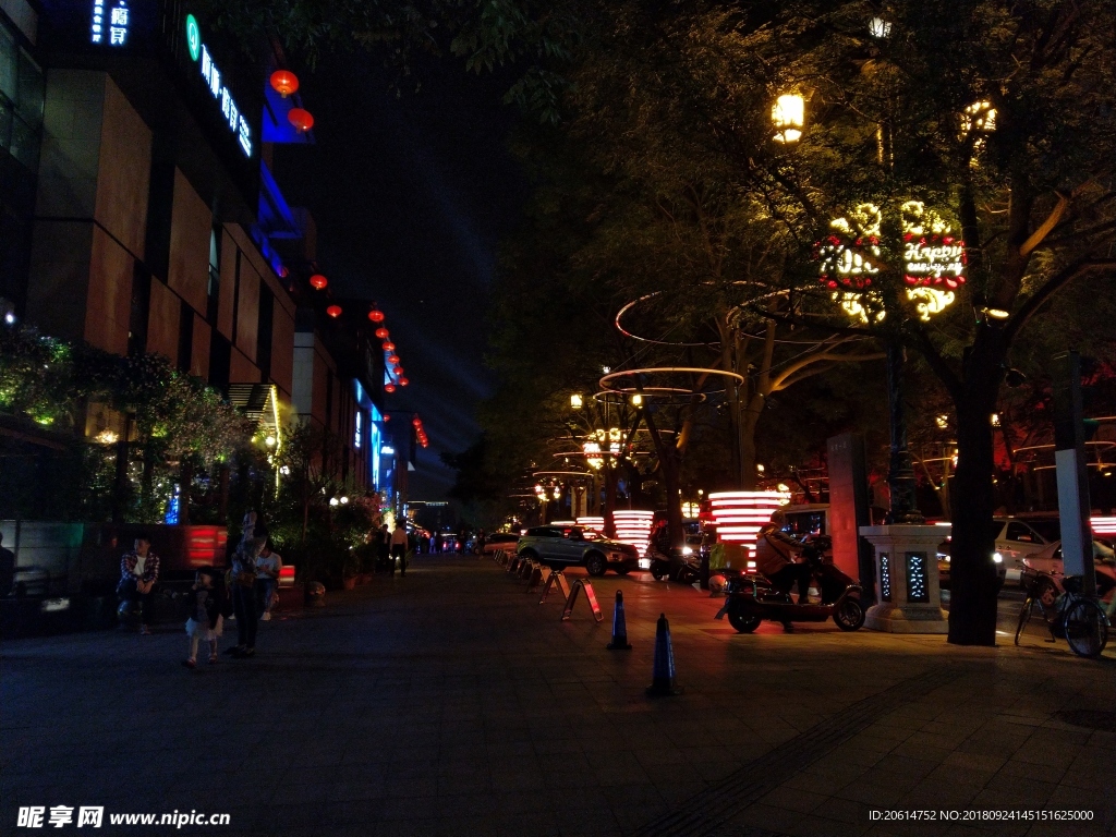 夜色下的城市街道