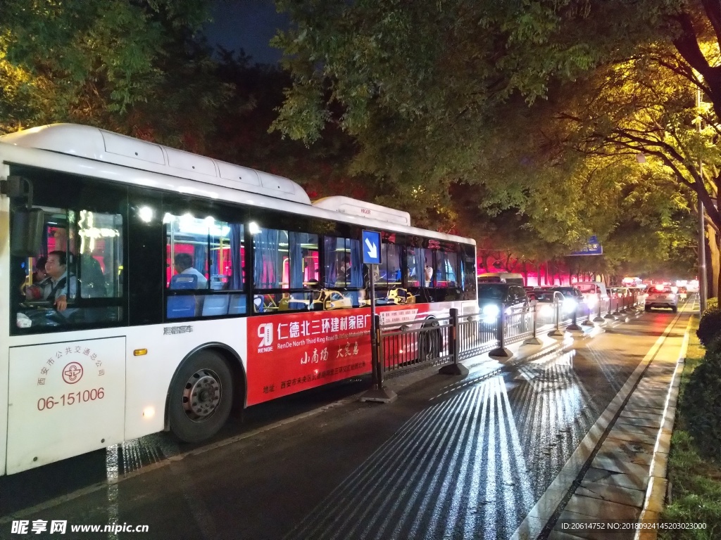 夜色下的城市街道