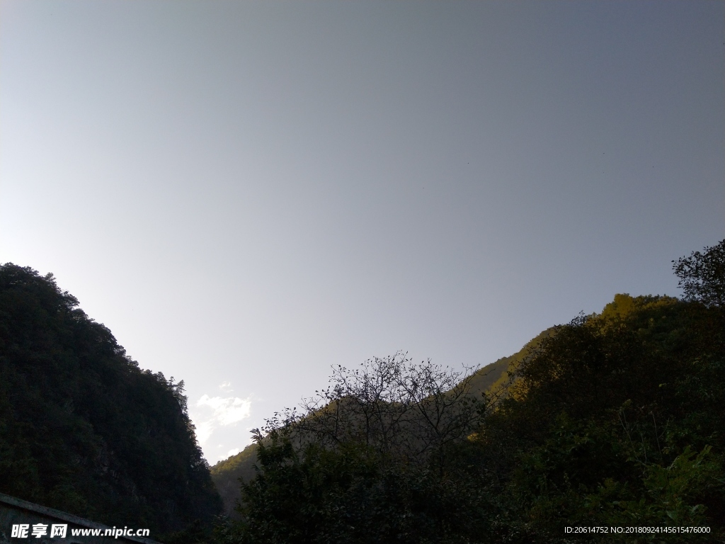 日暮下的大山风景