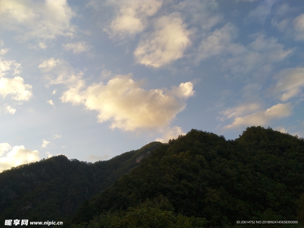 日暮下的山风景