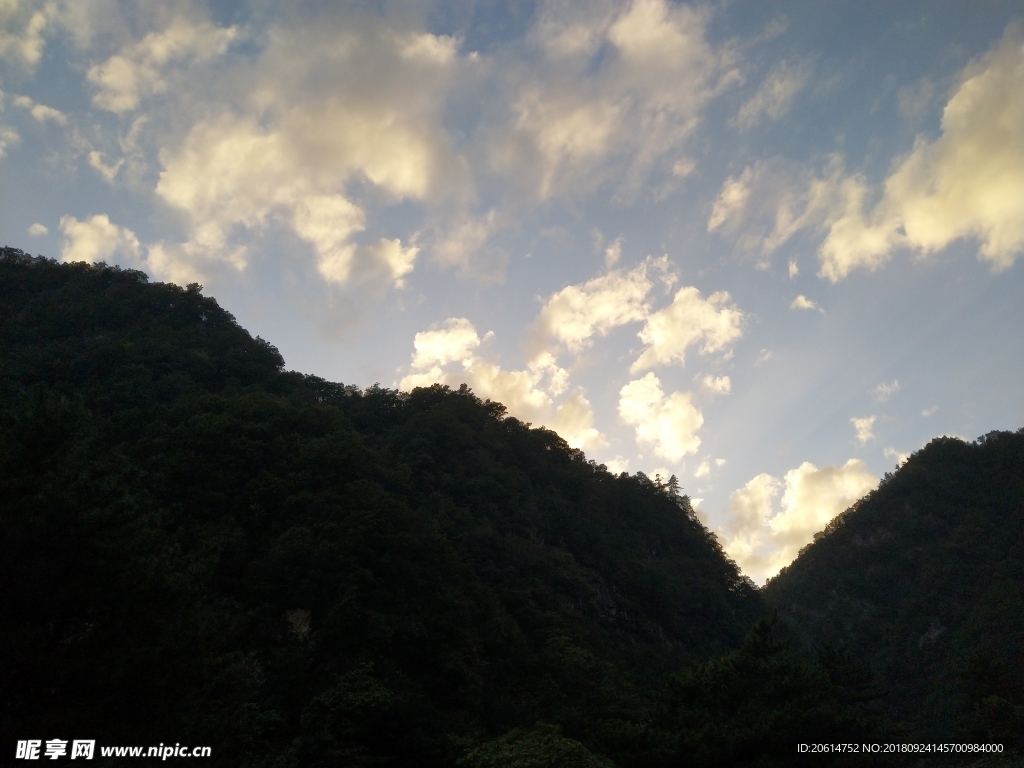 夕阳下的大山风景