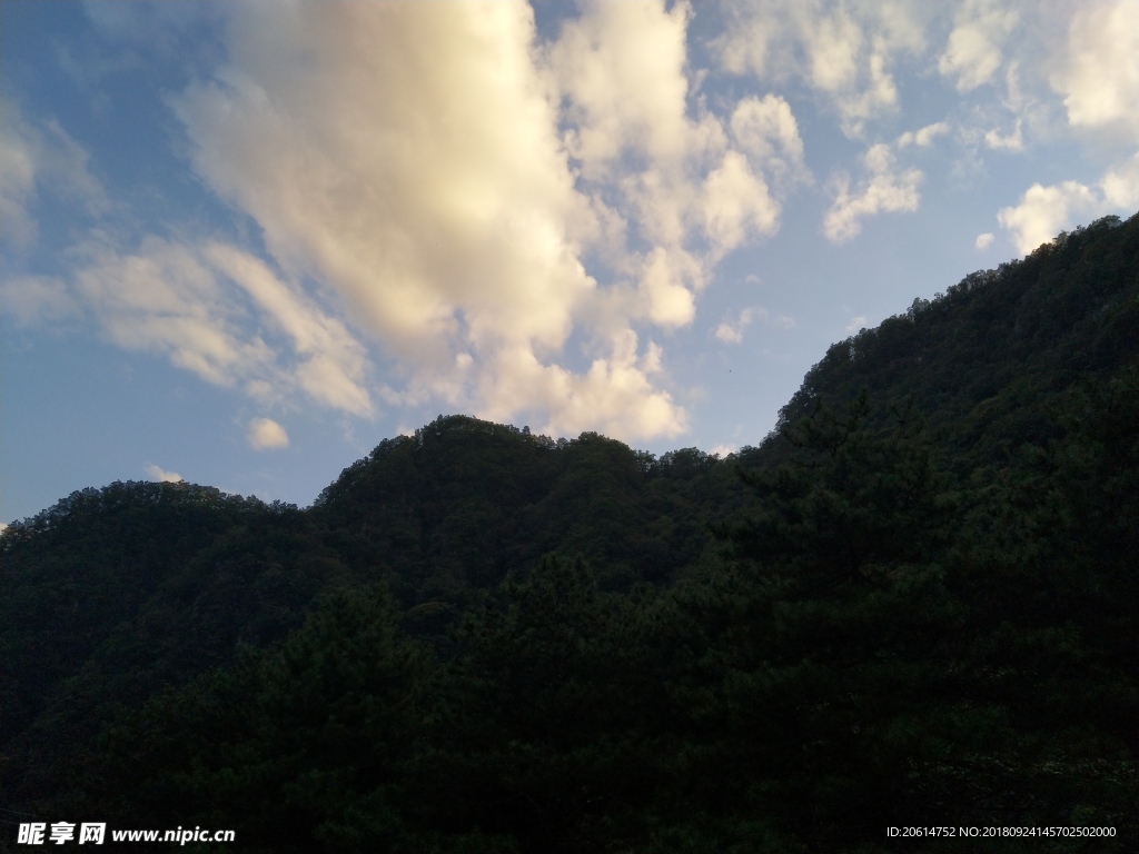 夕阳下的大山风景