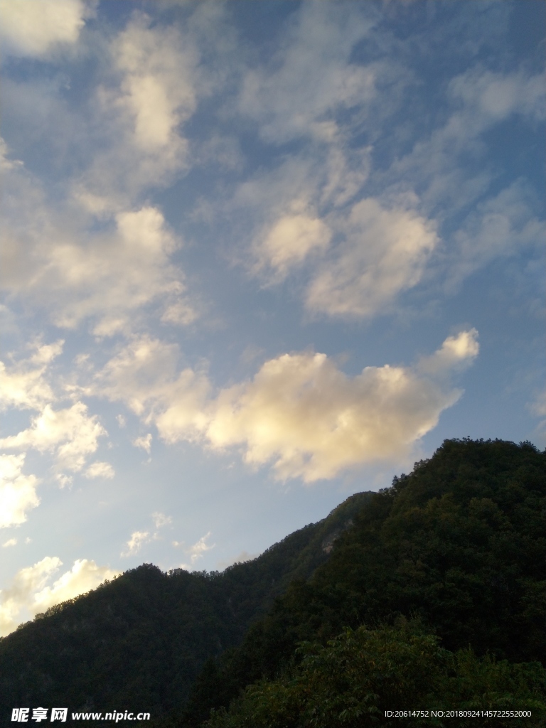 日暮下的大山风景