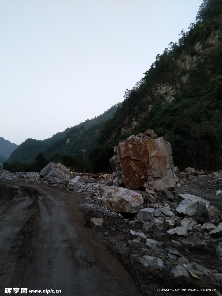 清晨里的大山风景