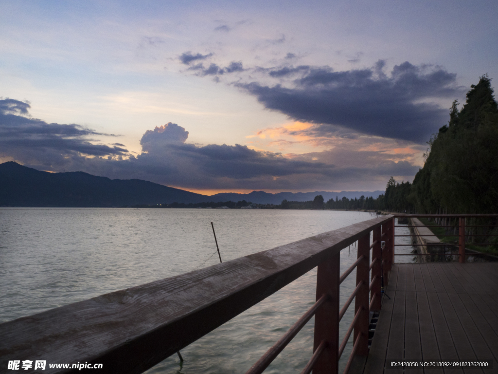 夕阳与栈道