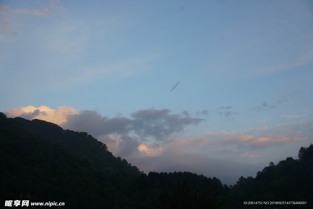 日暮下的大山风光