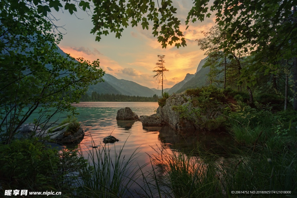 夕阳下的河道风景