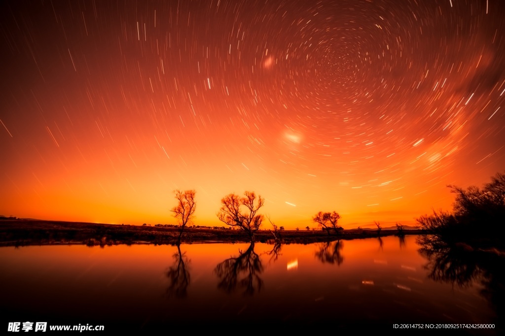 夕阳下的河道风景