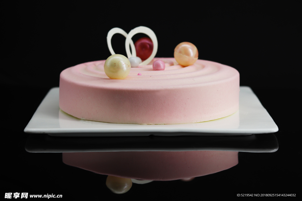 粉色慕斯蛋糕