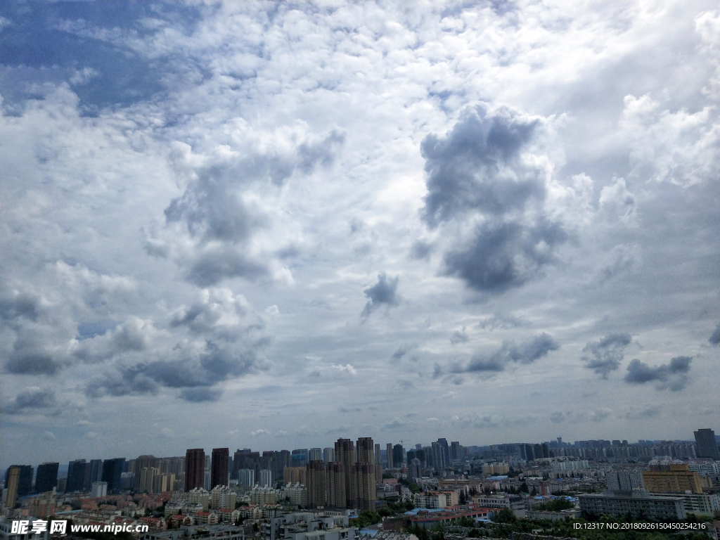 天空 云朵  远眺建筑