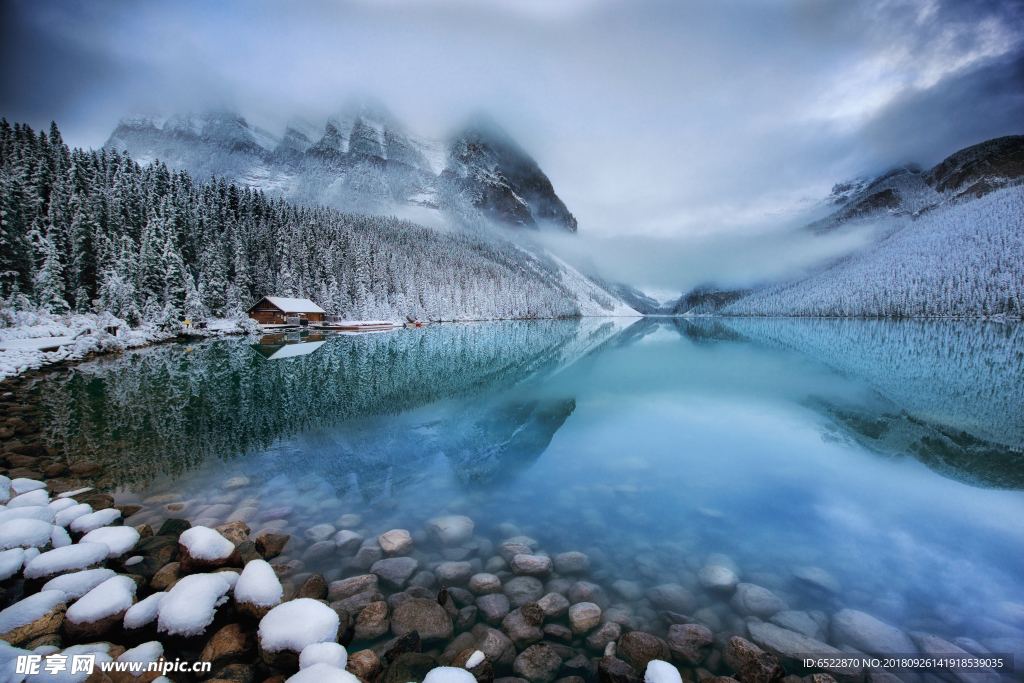 高山湖水雪景