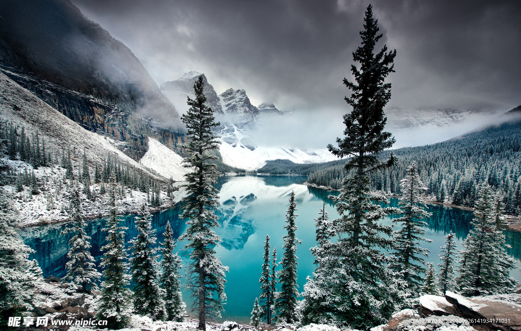 高山湖水雪景